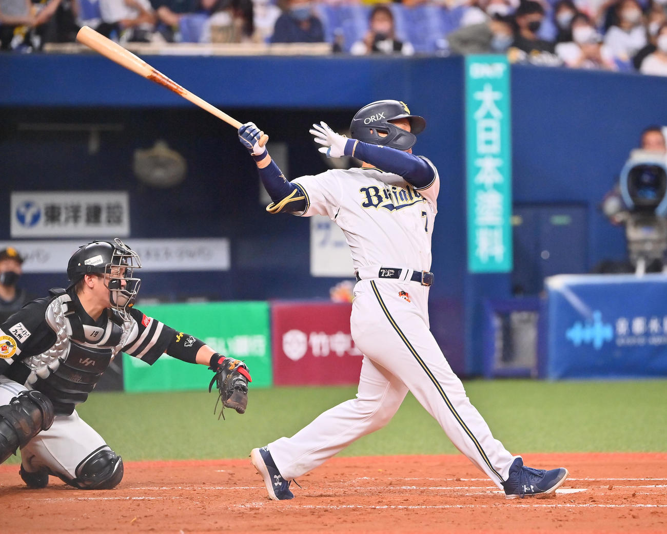 オリックス対ソフトバンク　3回裏オリックス無死二、三塁、中前適時打を放つ吉田正（撮影・和賀正仁）