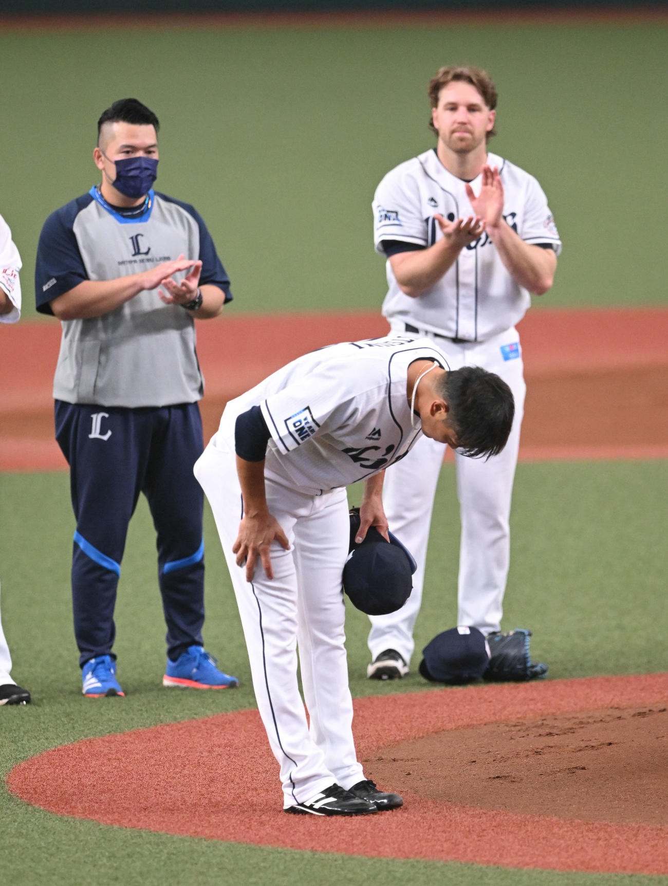 西武対楽天　引退試合の投球を終えた西武内海（手前）は一礼しマウンドを降りる（撮影・滝沢徹郎）