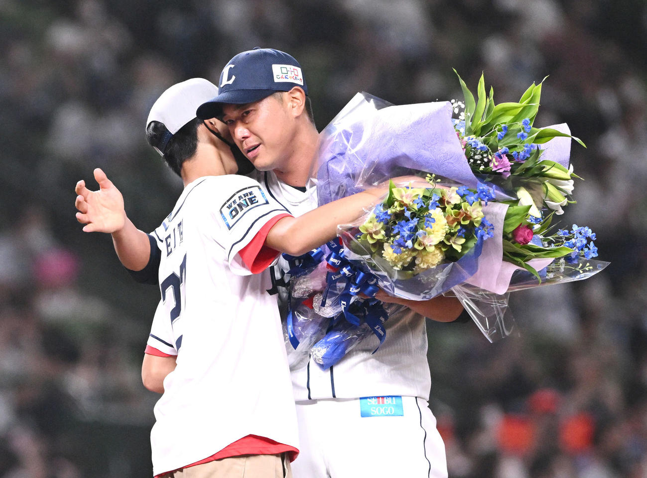 引退セレモニーで西武内海（右）は子どもたちから花束を贈られて涙を見せる（撮影・滝沢徹郎）