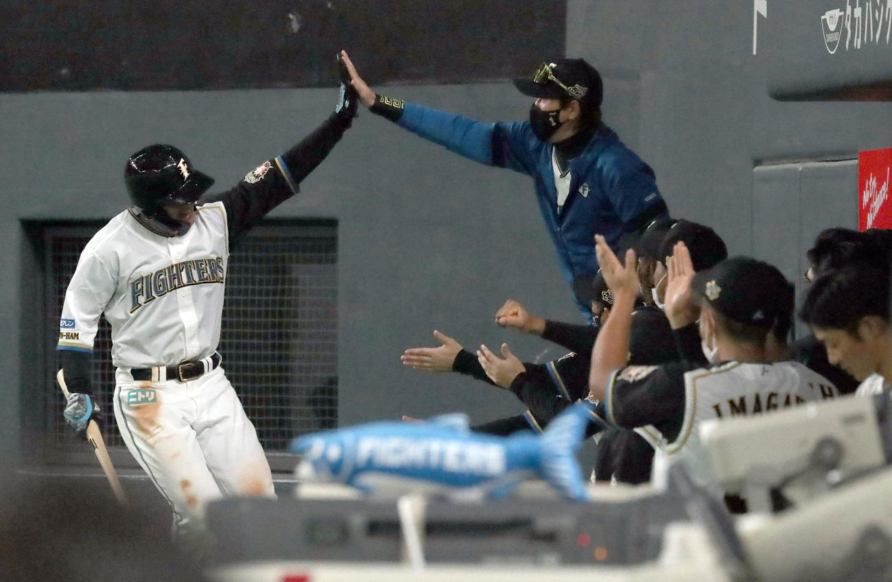 日本ハム対ロッテ　1回裏日本ハム無死一、三塁、松本剛の先制となる左前適時打で生還した清宮（左）を出迎える新庄監督（撮影・佐藤翔太）