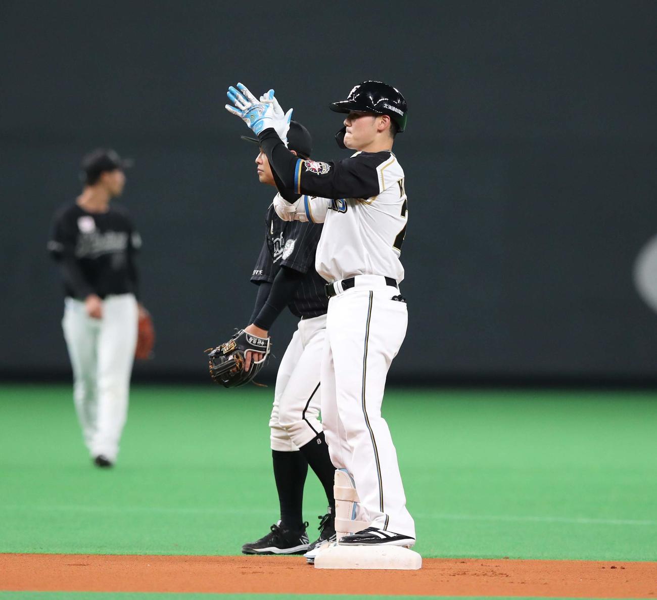 日本ハム対ロッテ　1回裏日本ハム無死、左越え二塁打を放ち手をたたく清宮（撮影・黒川智章）