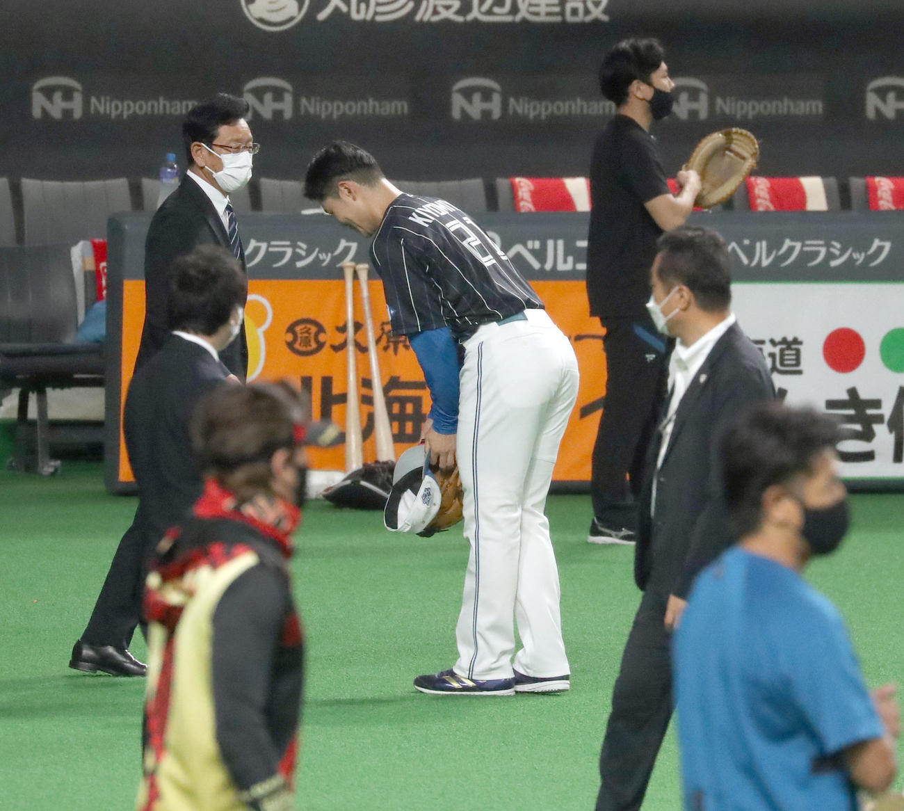 日本ハム対ロッテ　試合前、侍ジャパン栗山監督（左後方）にあいさつをする清宮（撮影・佐藤翔太）