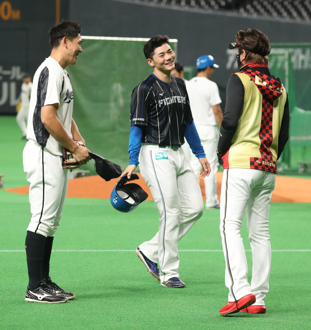 日本ハム対ロッテ　試合前、会話をする左から安田、清宮、新庄監督（撮影・佐藤翔太）