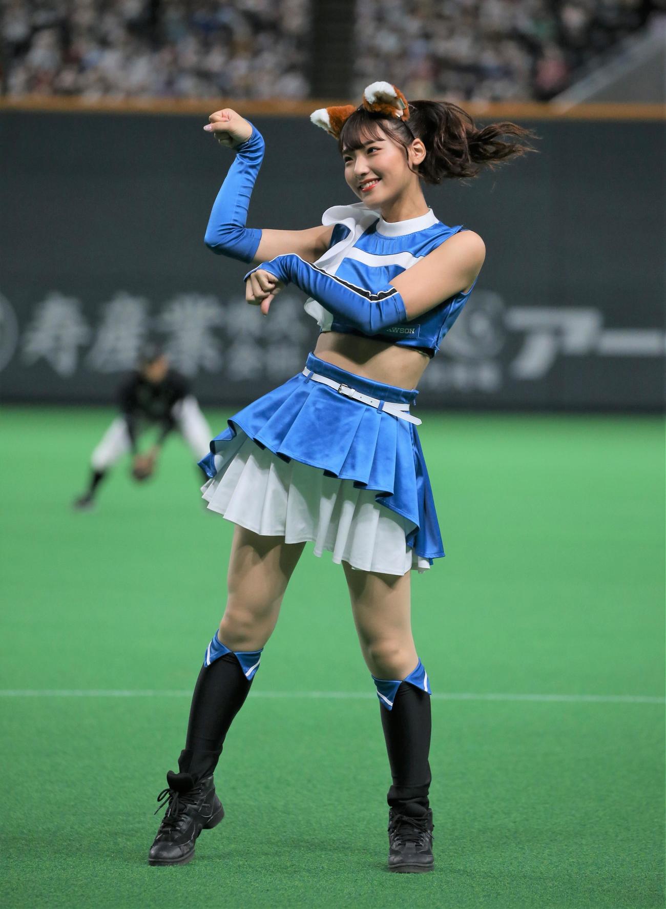 日本ハム対ロッテ　「きつねダンス」を踊るファイターズガール（撮影・黒川智章）