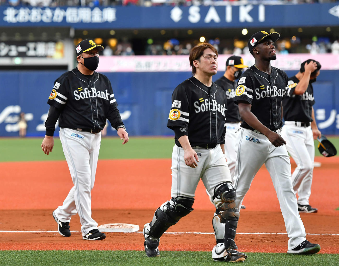 オリックス対ソフトバンク　試合後のあいさつを終え引き揚げるソフトバンク藤本監督（左）（撮影・清水貴仁）