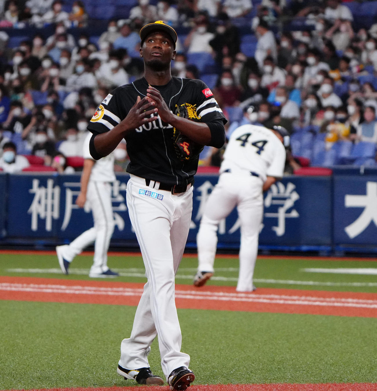 オリックス対ソフトバンク　9回裏に登板も同点打を浴び厳しい顔をみせるソフトバンクのモイネロ（撮影・清水貴仁）