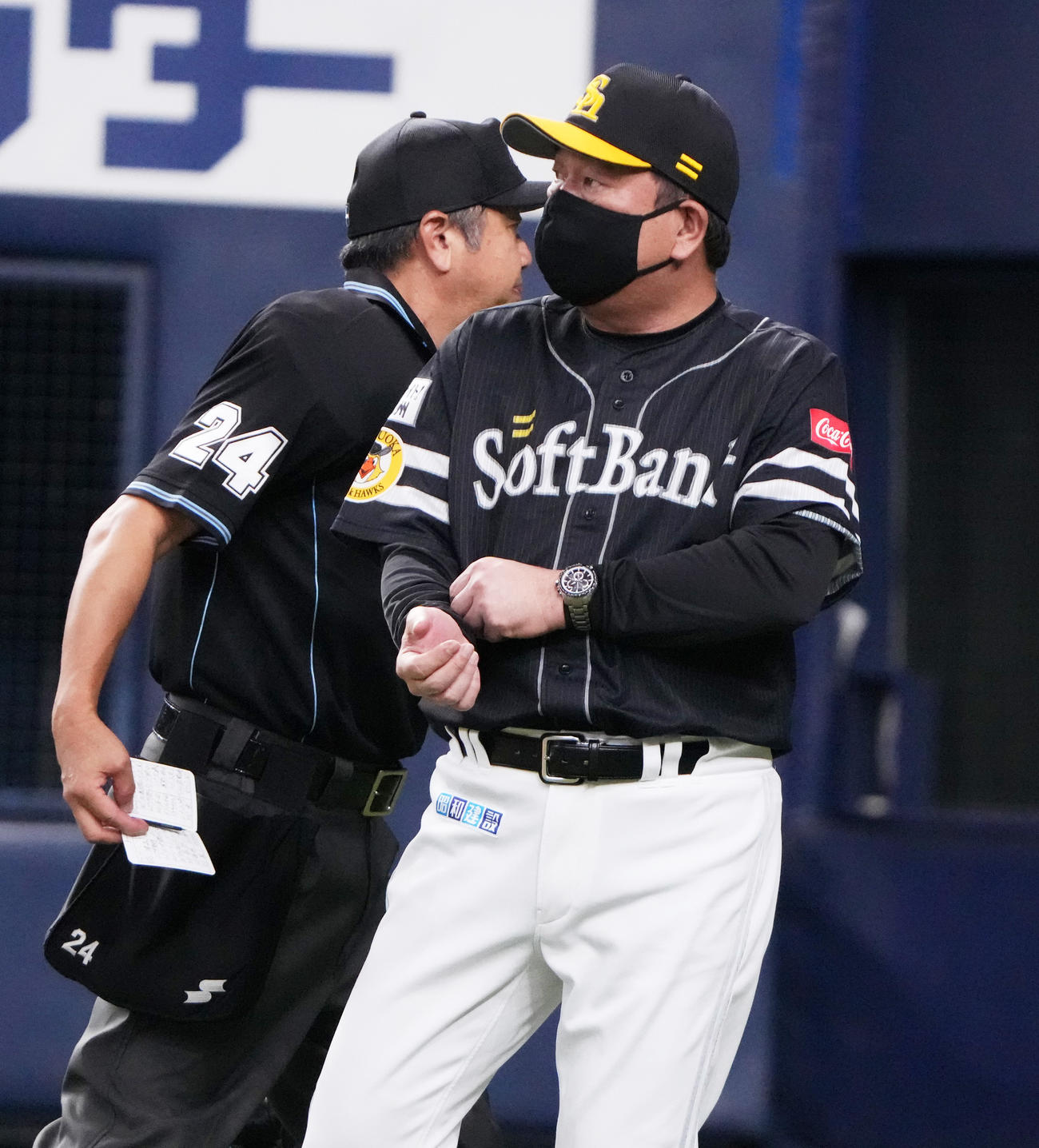 オリックス対ソフトバンク　3回裏オリックス無死一、三塁、乱調の先発東浜の降板を告げる藤本監督（撮影・清水貴仁）
