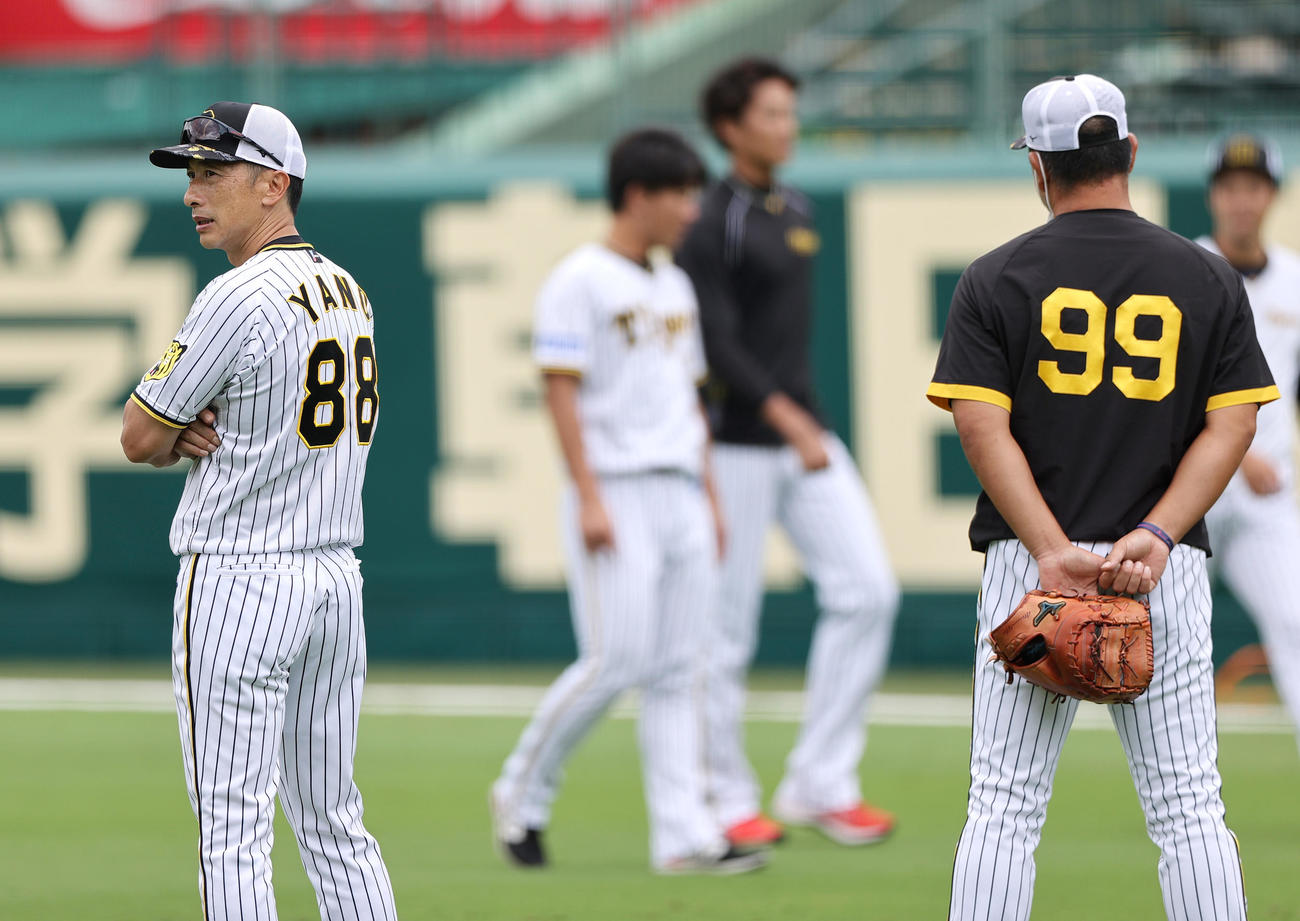 阪神矢野監督（左）は練習を見守る（撮影・上山淳一）