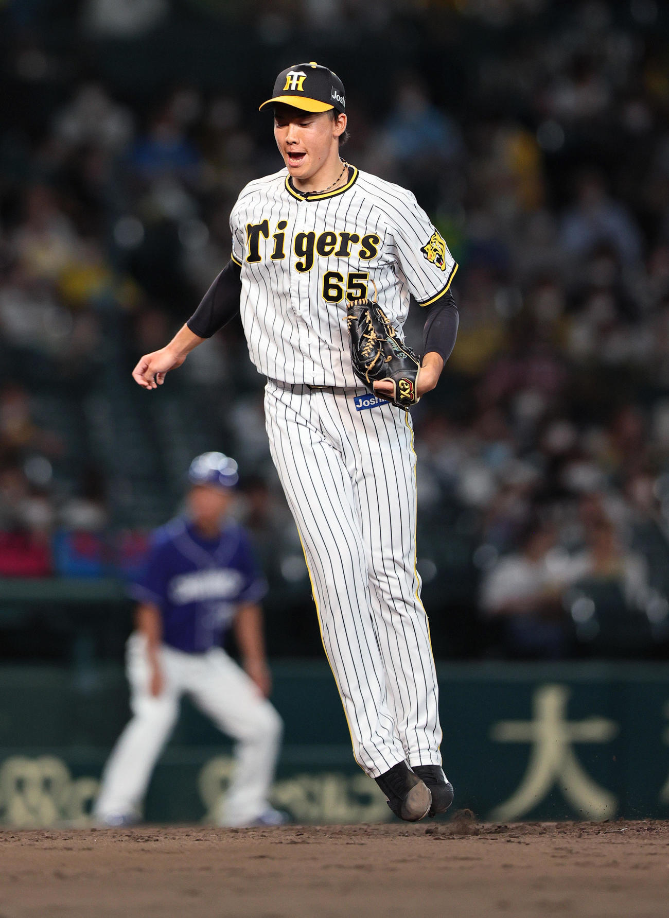 22年9月12日、阪神対中日　8回表中日2死一塁、湯浅はビシエドを三振に仕留め喜ぶ