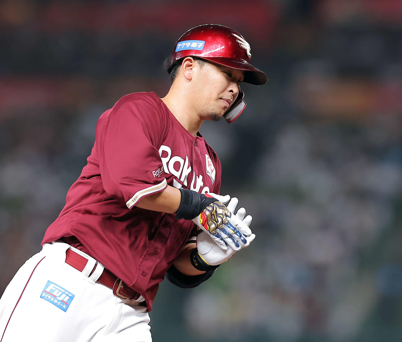 西武対楽天　11回表楽天無死、浅村は中越え勝ち越し本塁打を放ち、拍手で三塁を回る（撮影・浅見桂子）