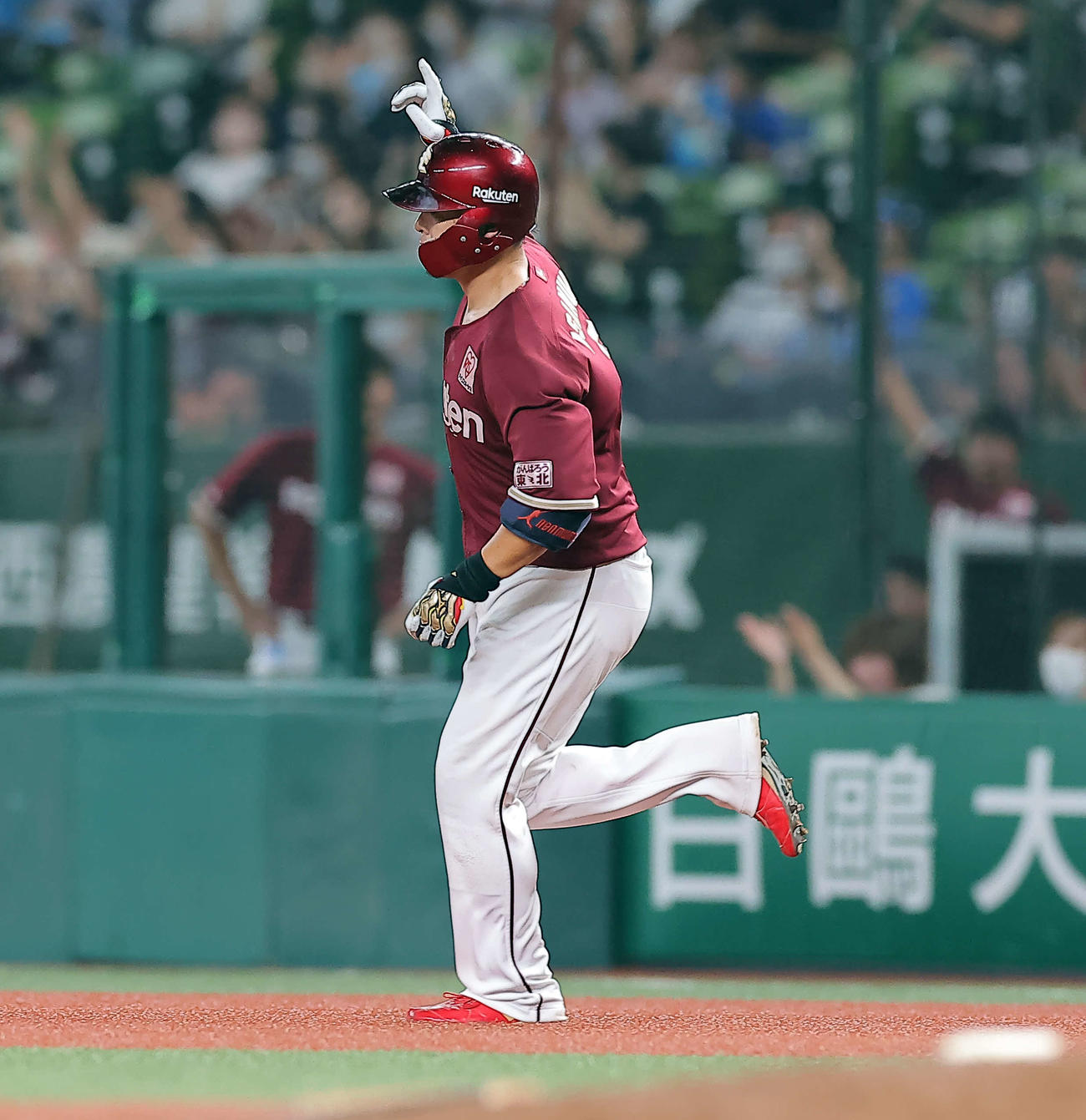 西武対楽天　11回表楽天無死、浅村（右）は中越え勝ち越し本塁打を放ち、指を突き上げる（撮影・浅見桂子）