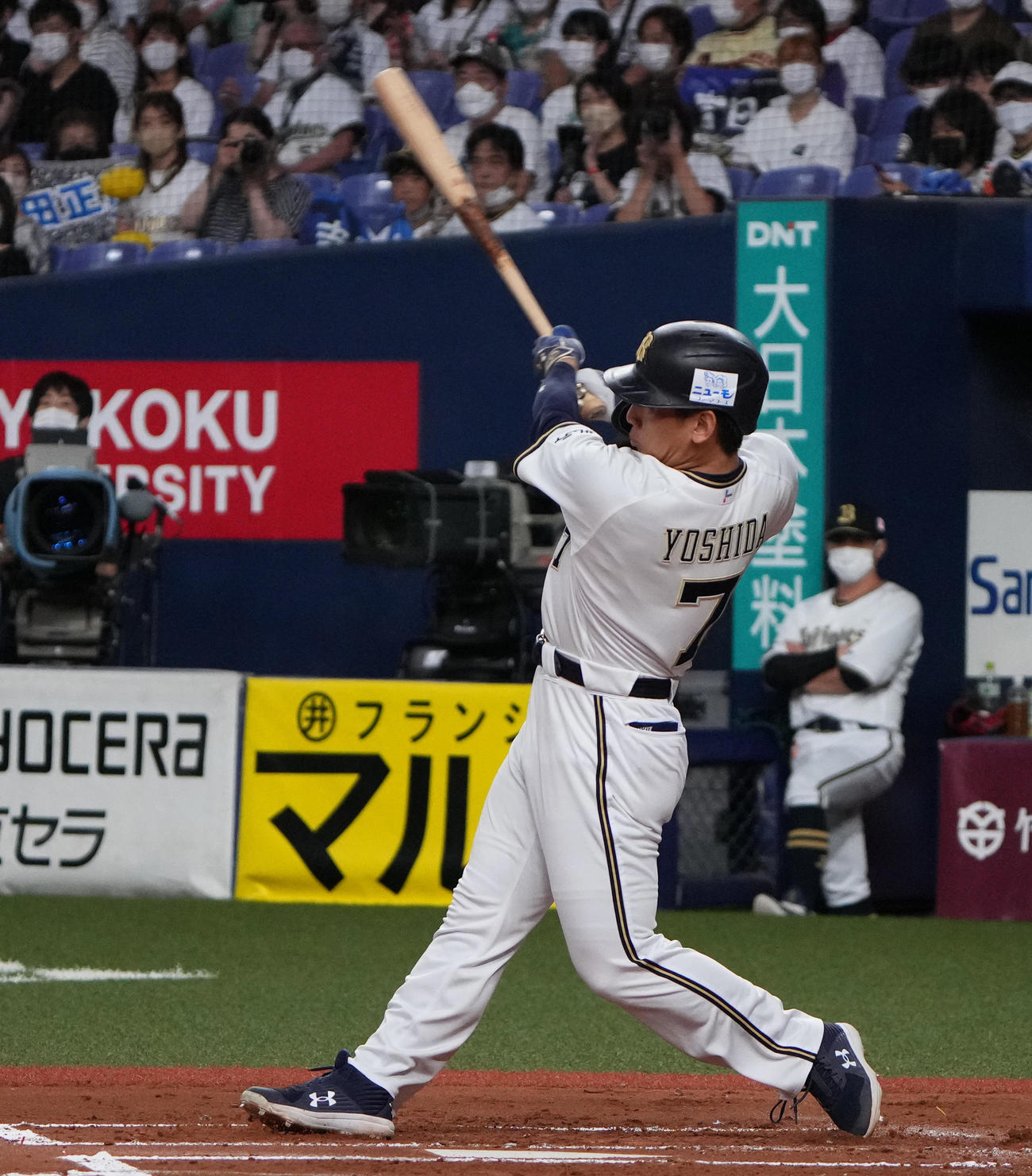 オリックス対ソフトバンク　1回裏ソフトバンク2死一塁、先制の右越え2点本塁打を放つ吉田正（撮影・清水貴仁）