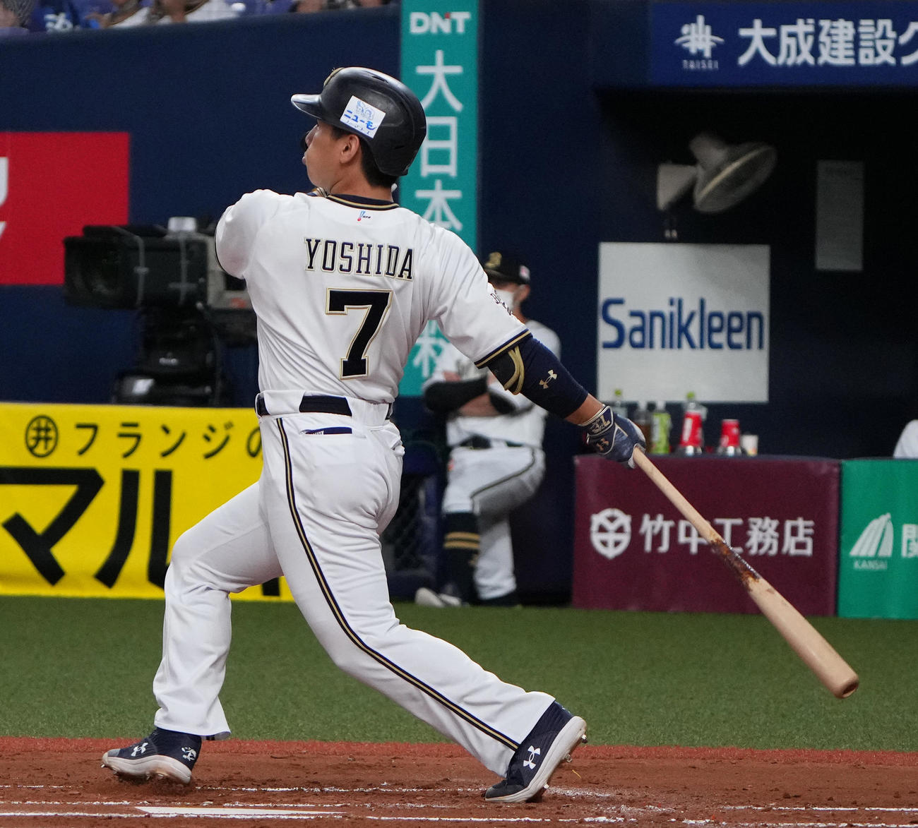 オリックス対ソフトバンク　1回裏ソフトバンク2死一塁、先制の右越え2点本塁打を放つ吉田正（撮影・清水貴仁）