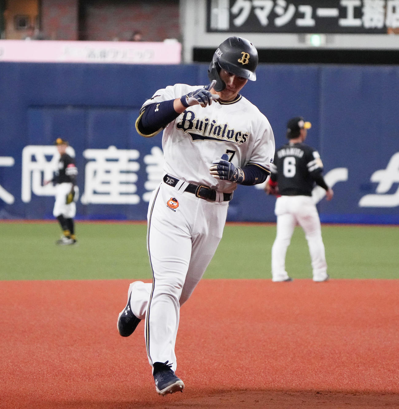 オリックス対ソフトバンク　1回裏ソフトバンク2死一塁、先制の右越え2点本塁打を放つ吉田正（撮影・清水貴仁）