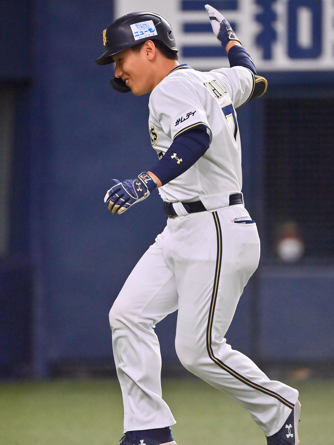 オリックス対ソフトバンク　1回裏オリックス2死一塁、右越えに先制の2点本塁打を放ち生還する吉田正（撮影・和賀正仁）