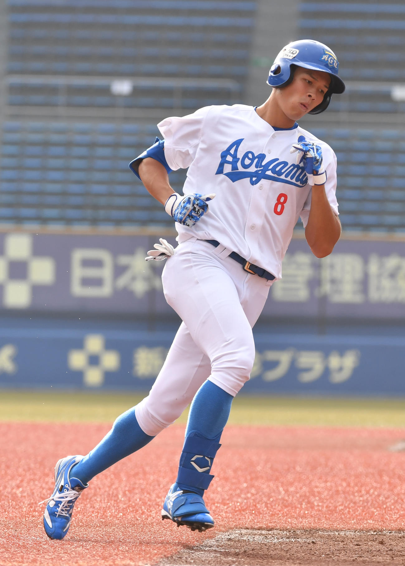 日大対青学大　1回裏青学大無死、中島は右越えに本塁打を放ち三塁に向かう（撮影・柴田隆二）