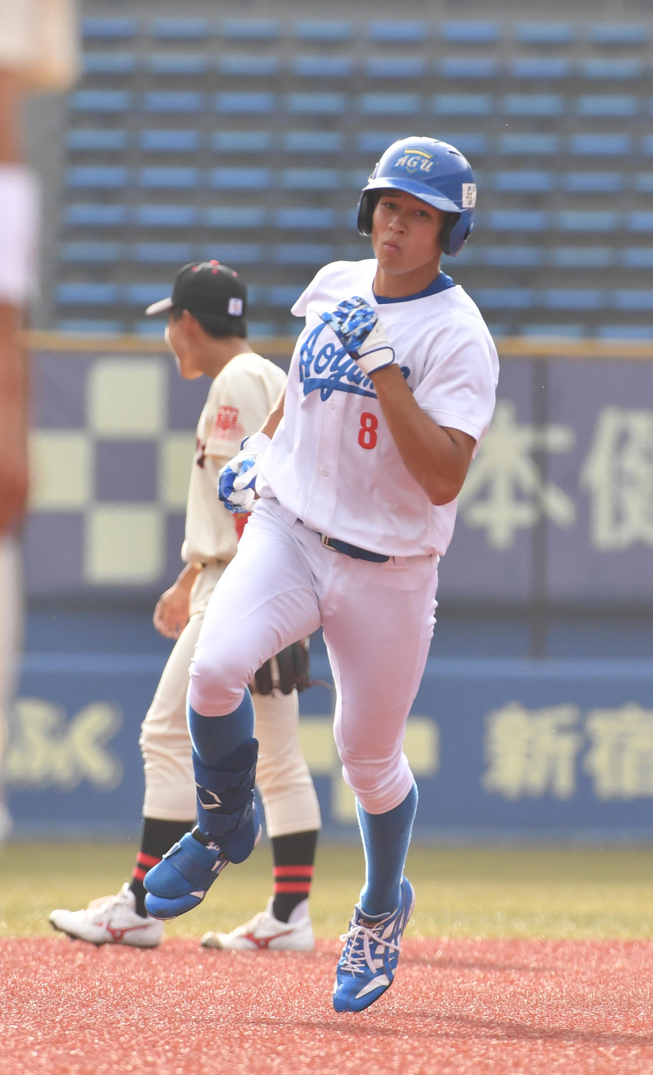 日大対青学大　1回裏青学大無死、中島は右越えに本塁打を放ち三塁に向かう（撮影・柴田隆二）