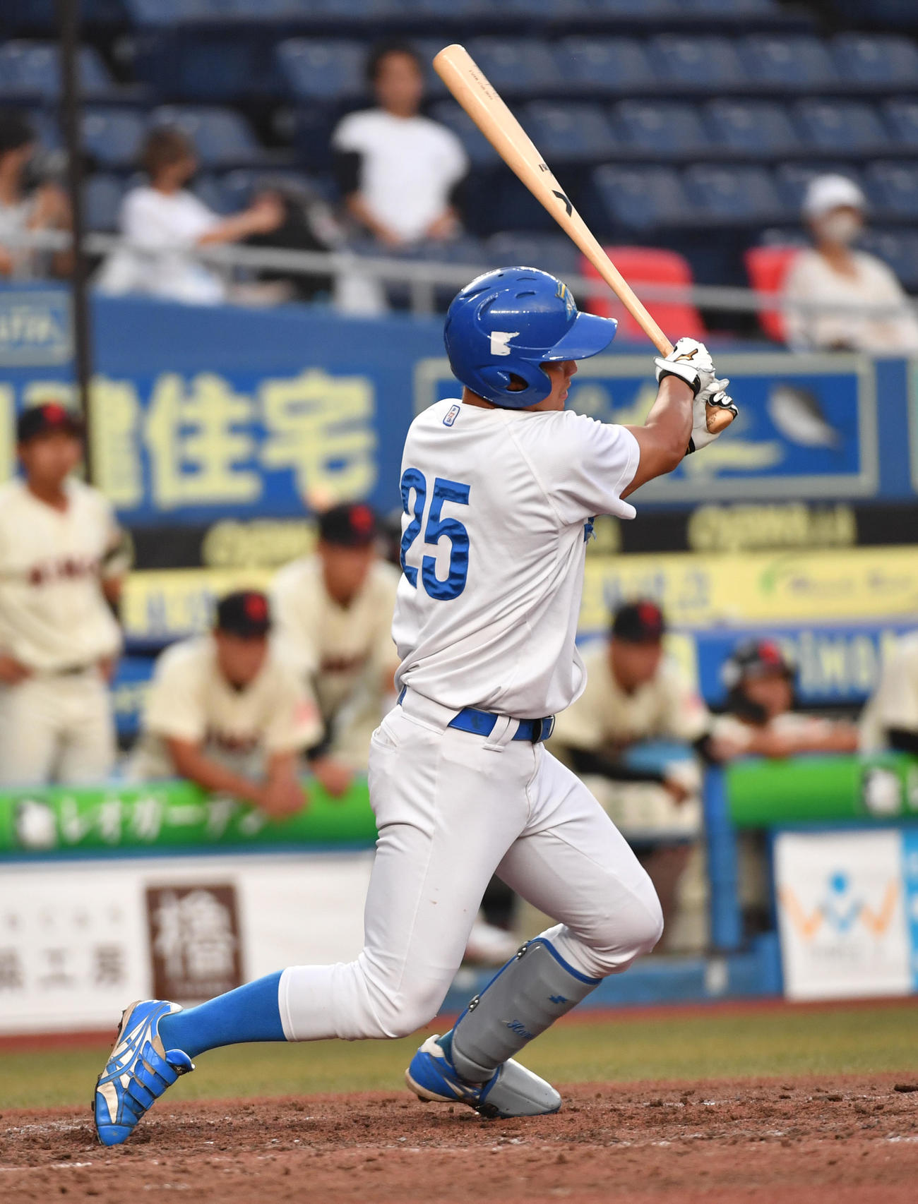 日大対青学大　6回裏青学大2死満塁、代打・中野は左前に適時打を放つ（撮影・柴田隆二）