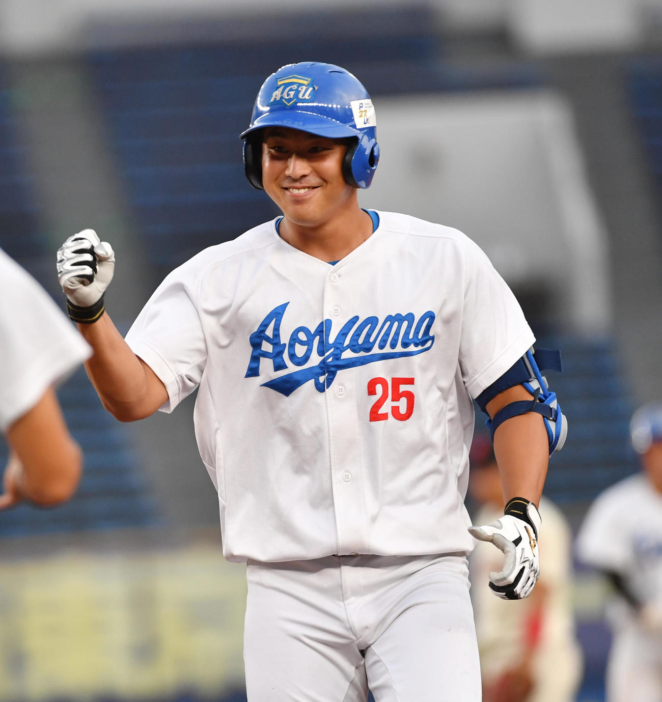 日大対青学大　6回裏青学大2死満塁、代打・中野は左前に適時打を放ちガッツポーズする（撮影・柴田隆二）