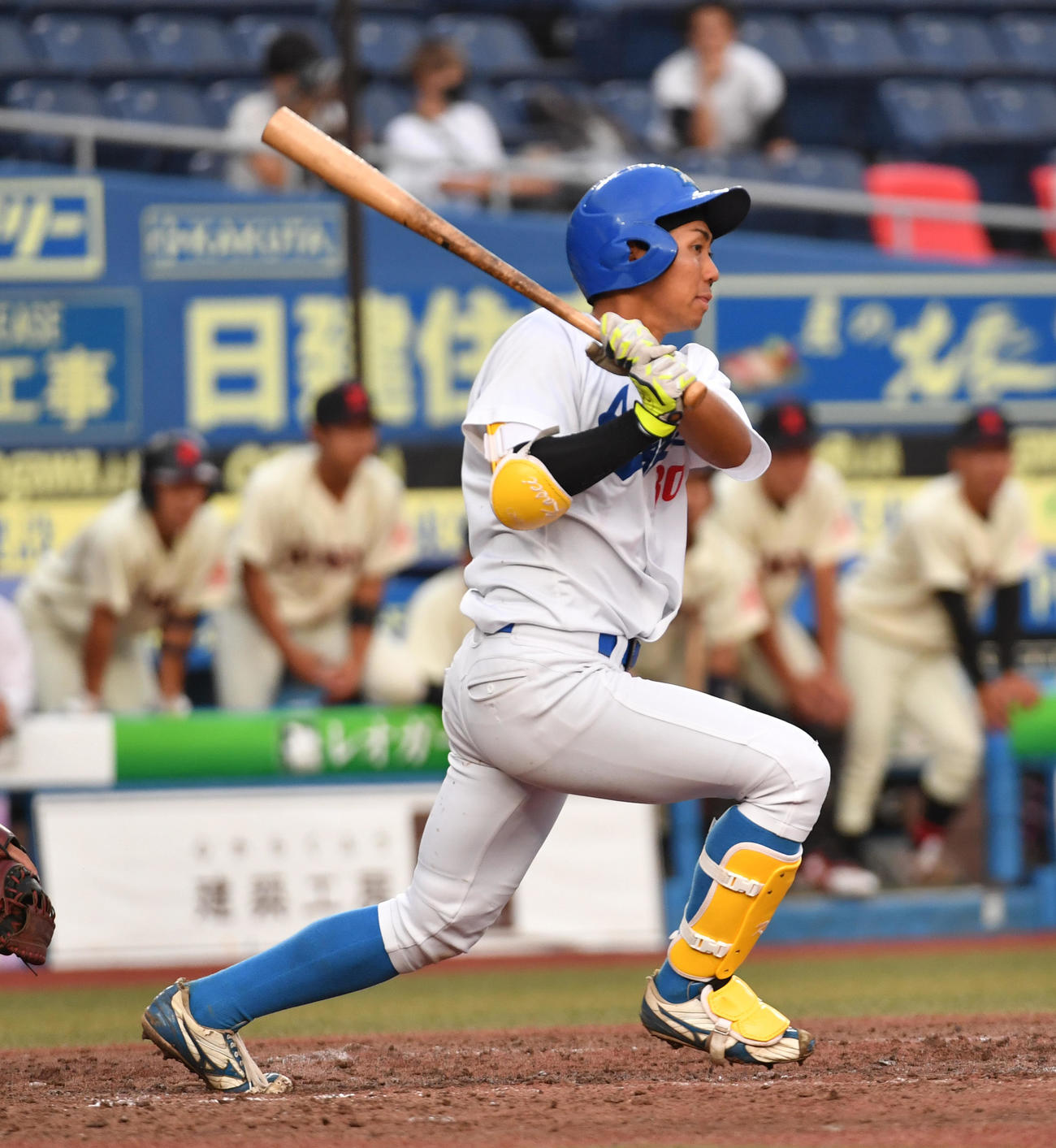 日大対青学大　6回裏青学大2死一、三塁、片山は右前に適時打を放つ（撮影・柴田隆二）