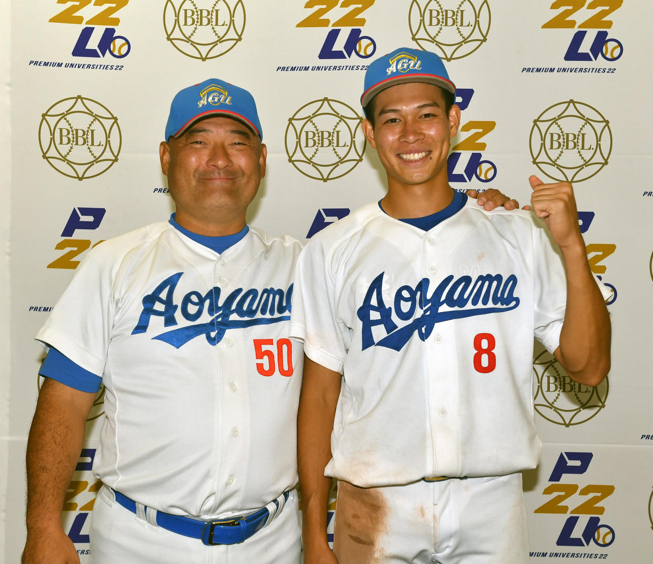 日大対青学大　2試合連続の本塁打の青学大・中島（右）は安藤監督から祝福され笑顔を見せる（撮影・柴田隆二）