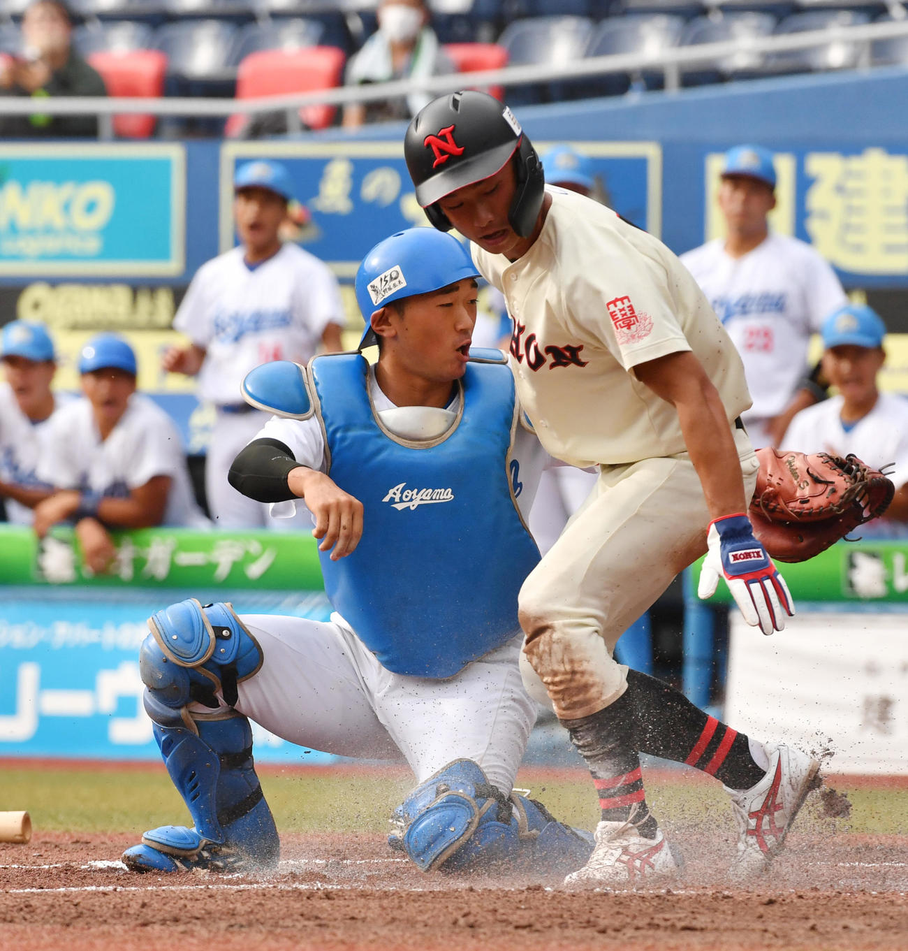 日大対青学大　1回表日大1死三塁、林の三塁ゴロで三塁走者中尾勇がホームを突くがアウトになる。捕手佐藤英（撮影・柴田隆二）
