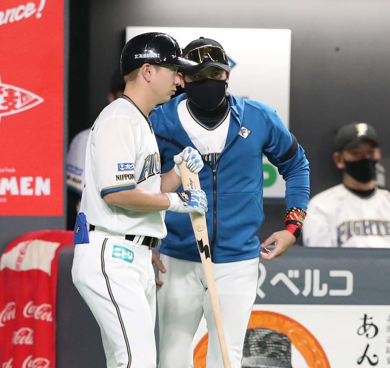 日本ハム対ロッテ　1回裏日本ハム無死一、三塁、打席に入る前、松本剛と話す新庄監督（撮影・黒川智章）