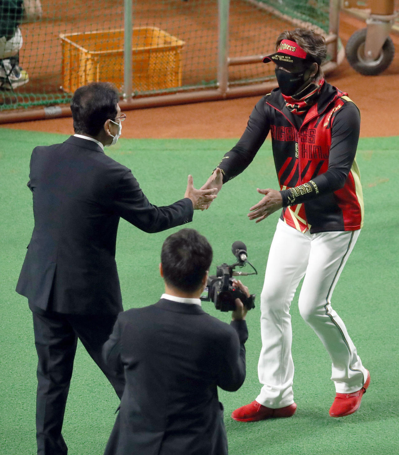 日本ハム対ロッテ　試合前、あいさつを交わす侍ジャパン栗山監督（左）と新庄監督（撮影・佐藤翔太）