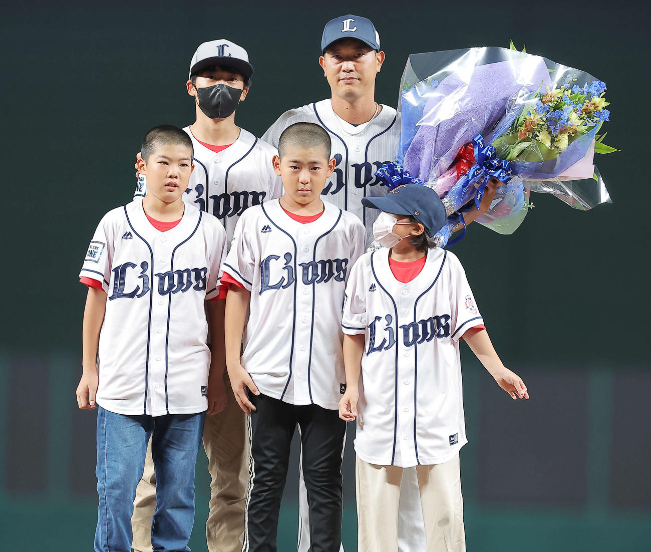 西武対楽天　引退セレモニーで子どもたちから花束を贈られ記念撮影する西武内海（撮影・浅見桂子）