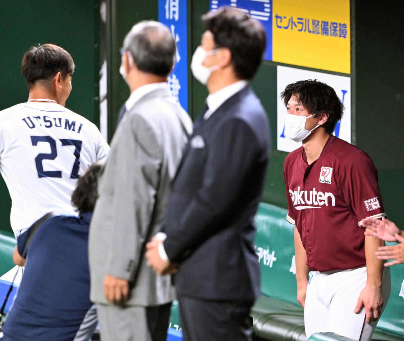 引退セレモニーで西武内海（左）は楽天炭谷と言葉を交わす（撮影・滝沢徹郎）