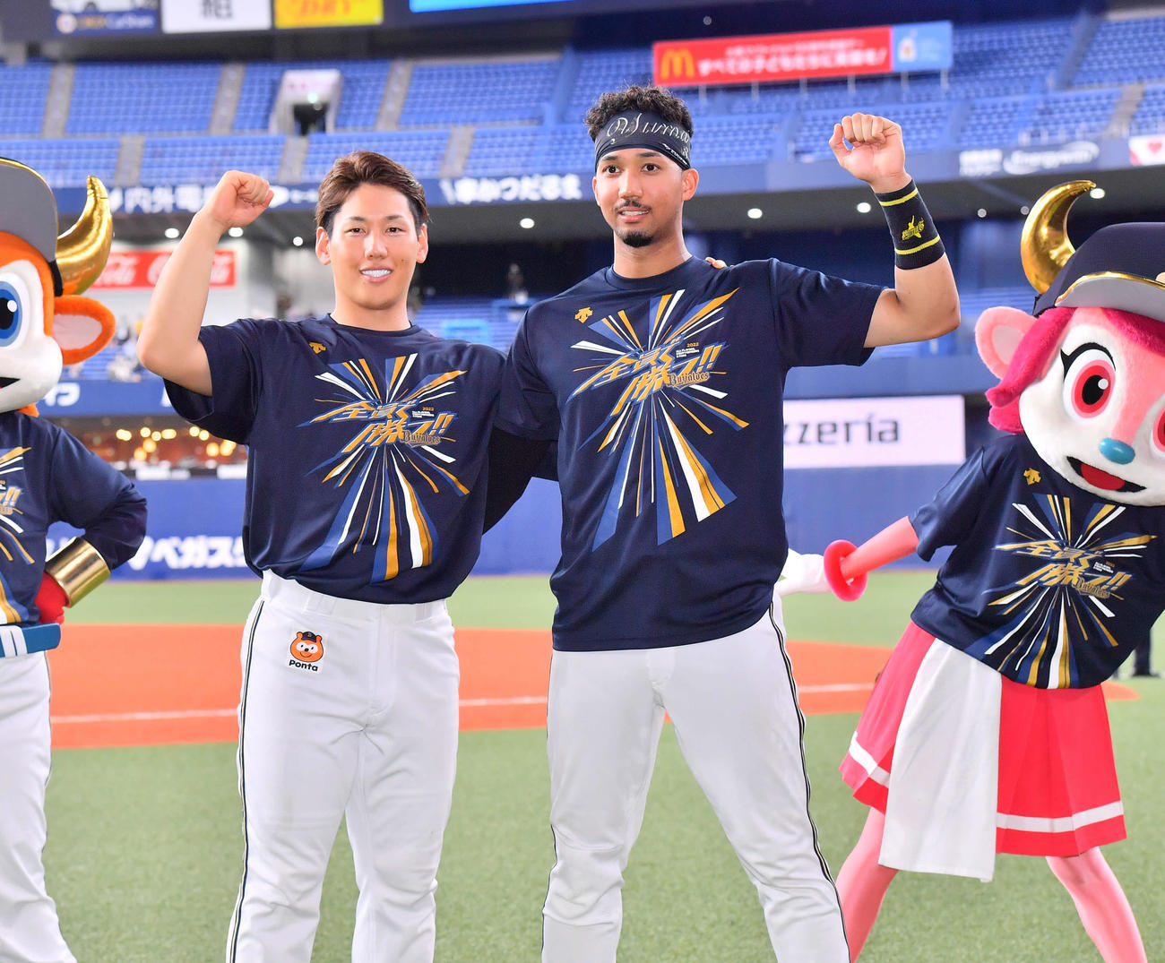オリックス対ソフトバンク　ヒーローインタビュー後、ガッツポーズする吉田正（左）と宗（撮影・和賀正仁）