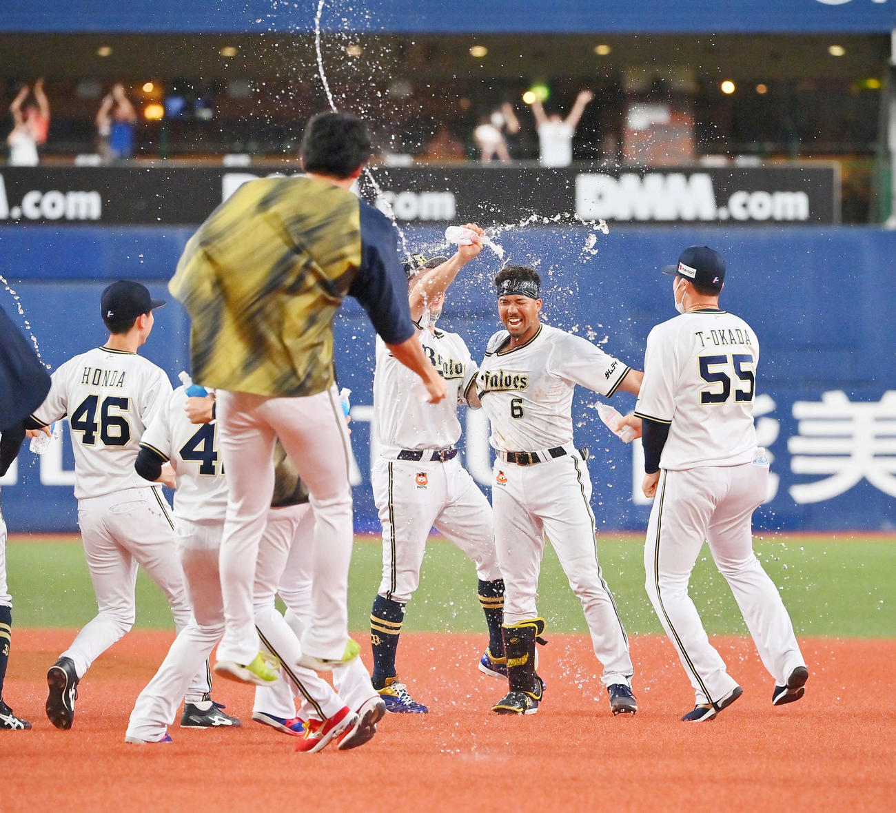 オリックス対ソフトバンク　10回裏オリックス2死満塁、中前にサヨナラ適時打を放った宗はナインから祝福を受ける（撮影・和賀正仁）