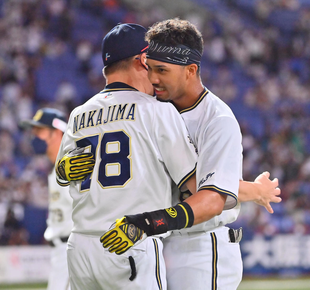 オリックス対ソフトバンク　10回裏オリックス2死満塁、中前にサヨナラ適時打を放った宗（右）は中嶋監督と抱き合って喜ぶ（撮影・和賀正仁）