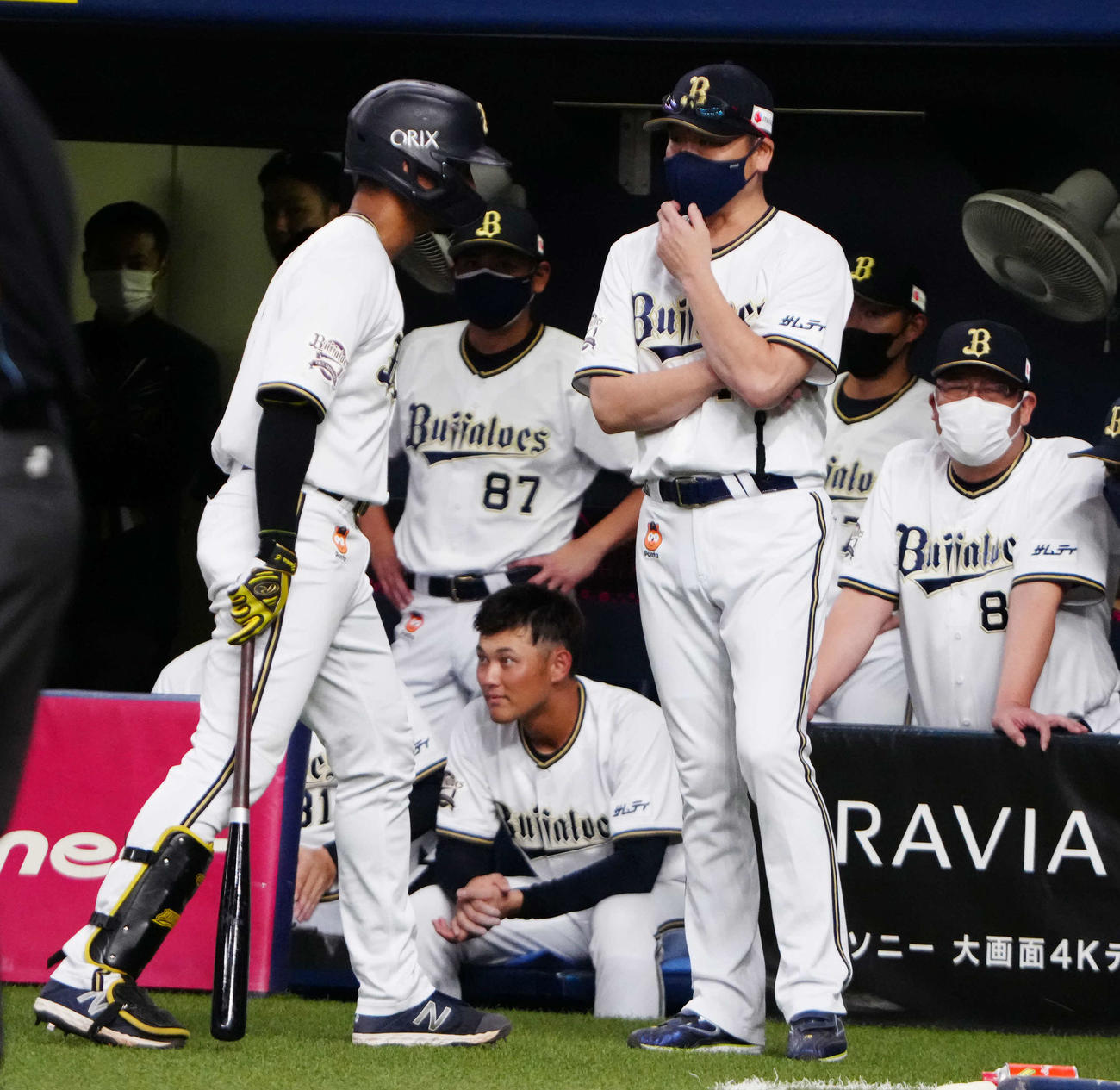 オリックス対ソフトバンク　9回裏オリックス無死一、二塁、チャンスで打席に向かう宗（左）に声をかける中嶋監督（撮影・清水貴仁）