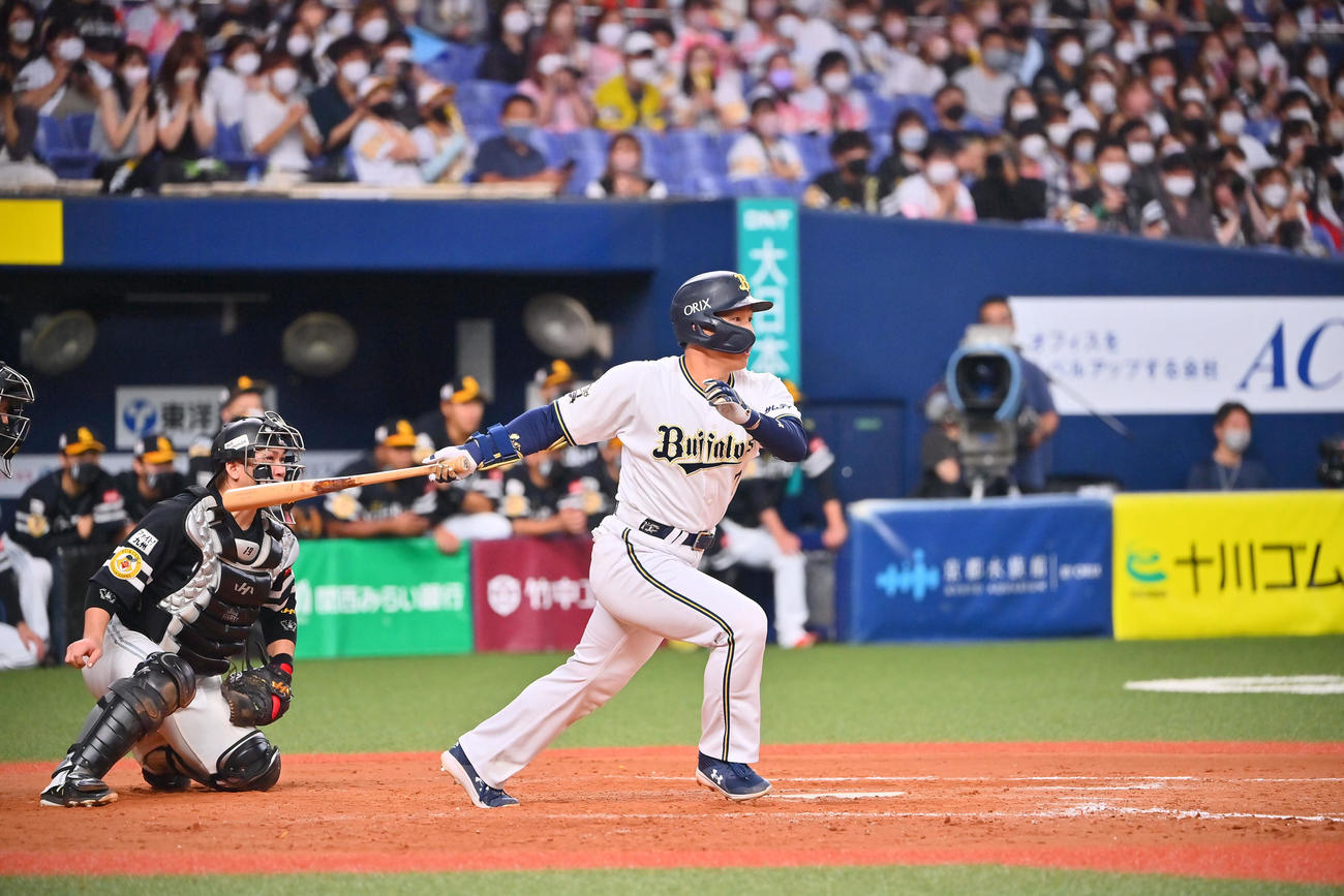 オリックス対ソフトバンク　9回裏オリックス2死一、二塁、右前適時打を放つ吉田正（撮影・和賀正仁）