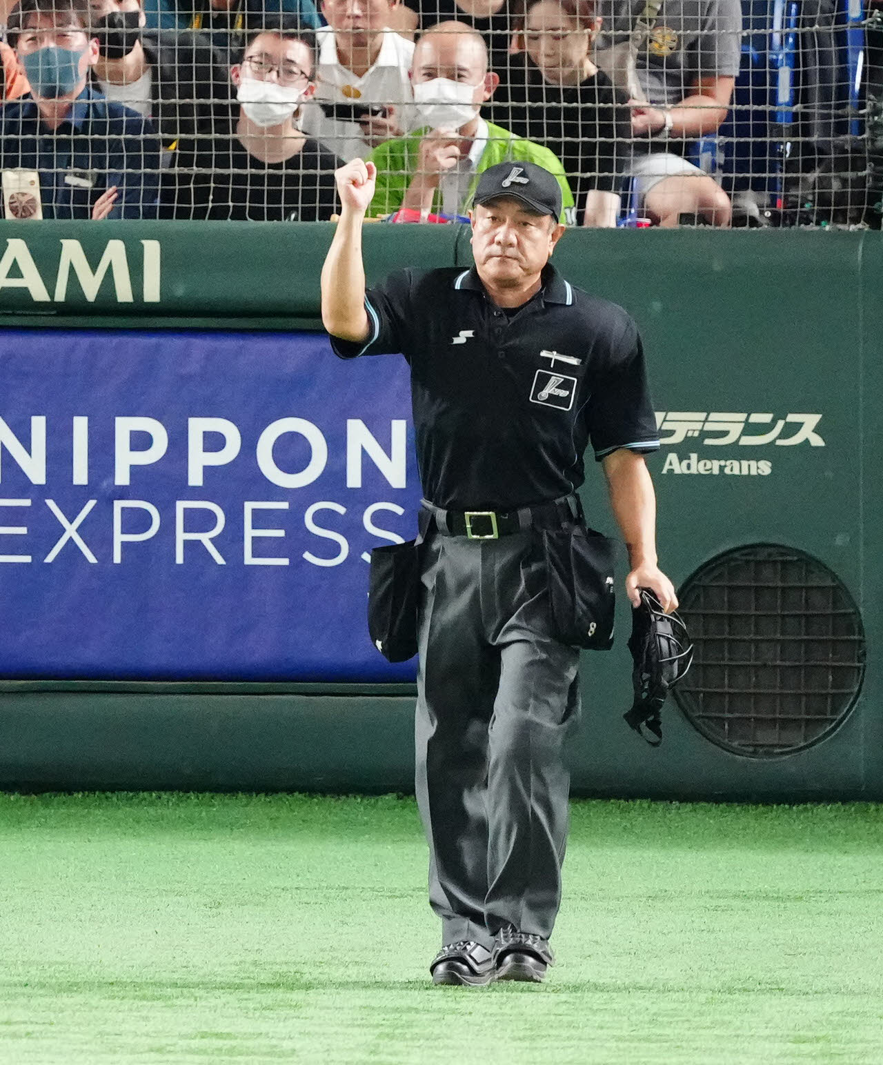 巨人対ヤクルト　6回表、ヤクルト高津監督からのリクエストも判定は覆らず、アウトを伝える笠原球審（撮影・江口和貴）