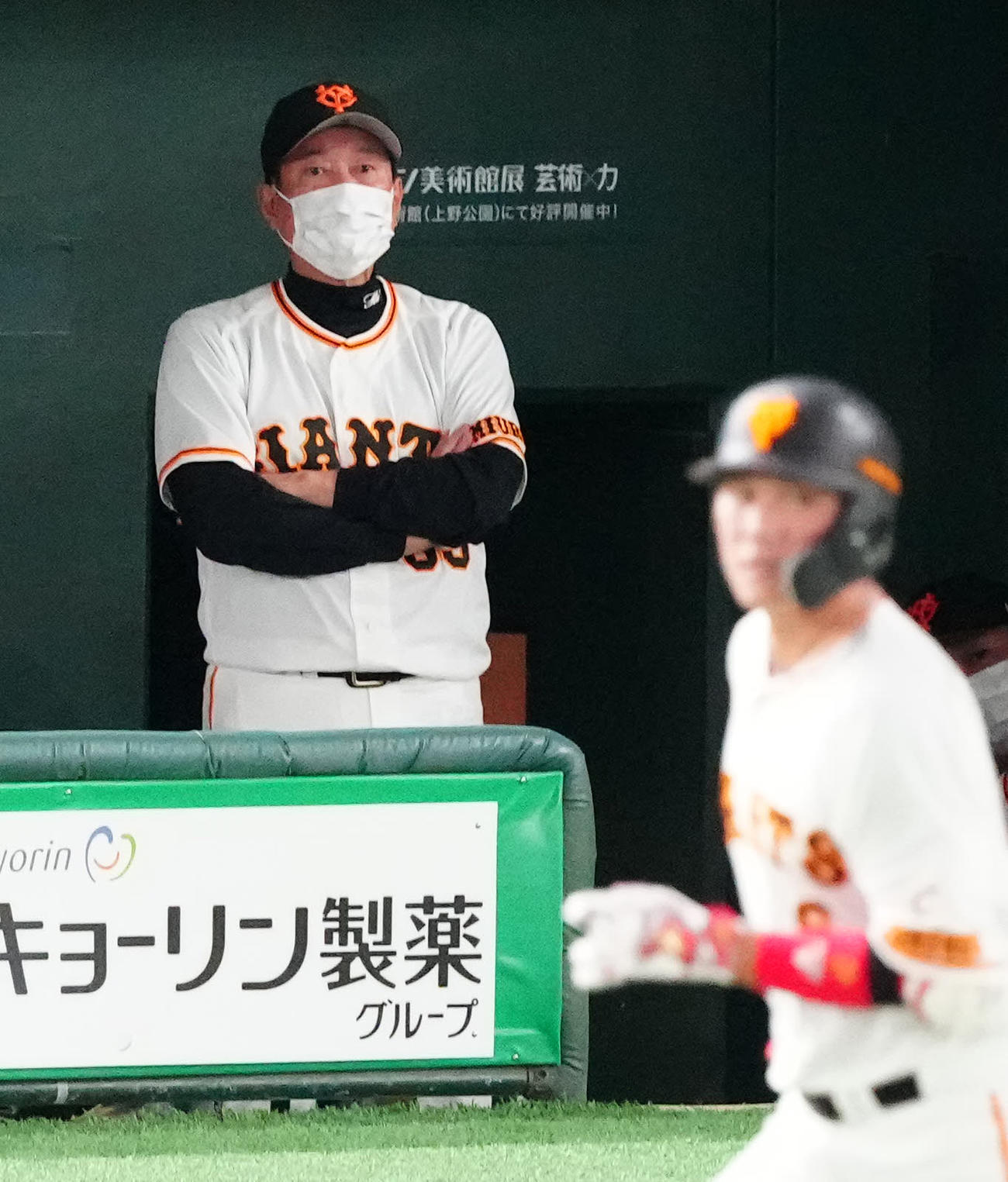 巨人対ヤクルト　1回裏巨人無死二塁、中飛に倒れた坂本（手前）をベンチから見つめる原監督（撮影・江口和貴）