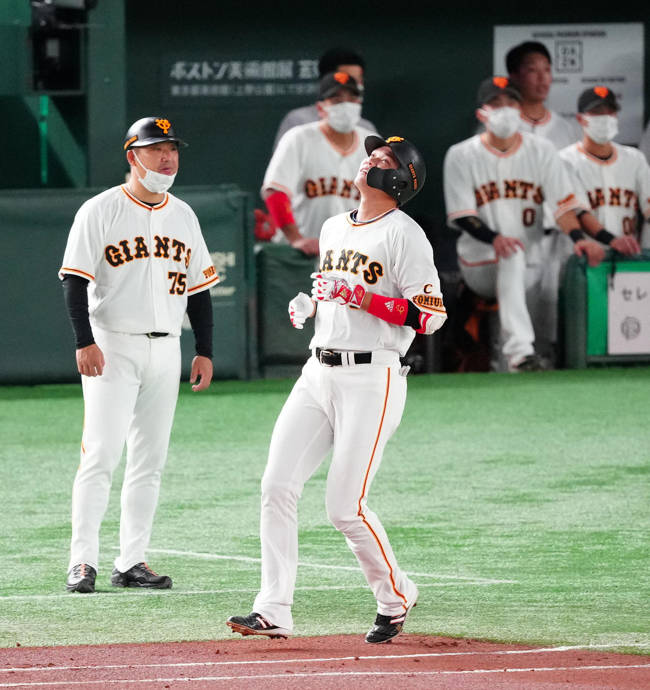 巨人対ヤクルト　1回裏巨人無死二塁、中飛に倒れ、天を仰ぐ坂本（右）（撮影・江口和貴）