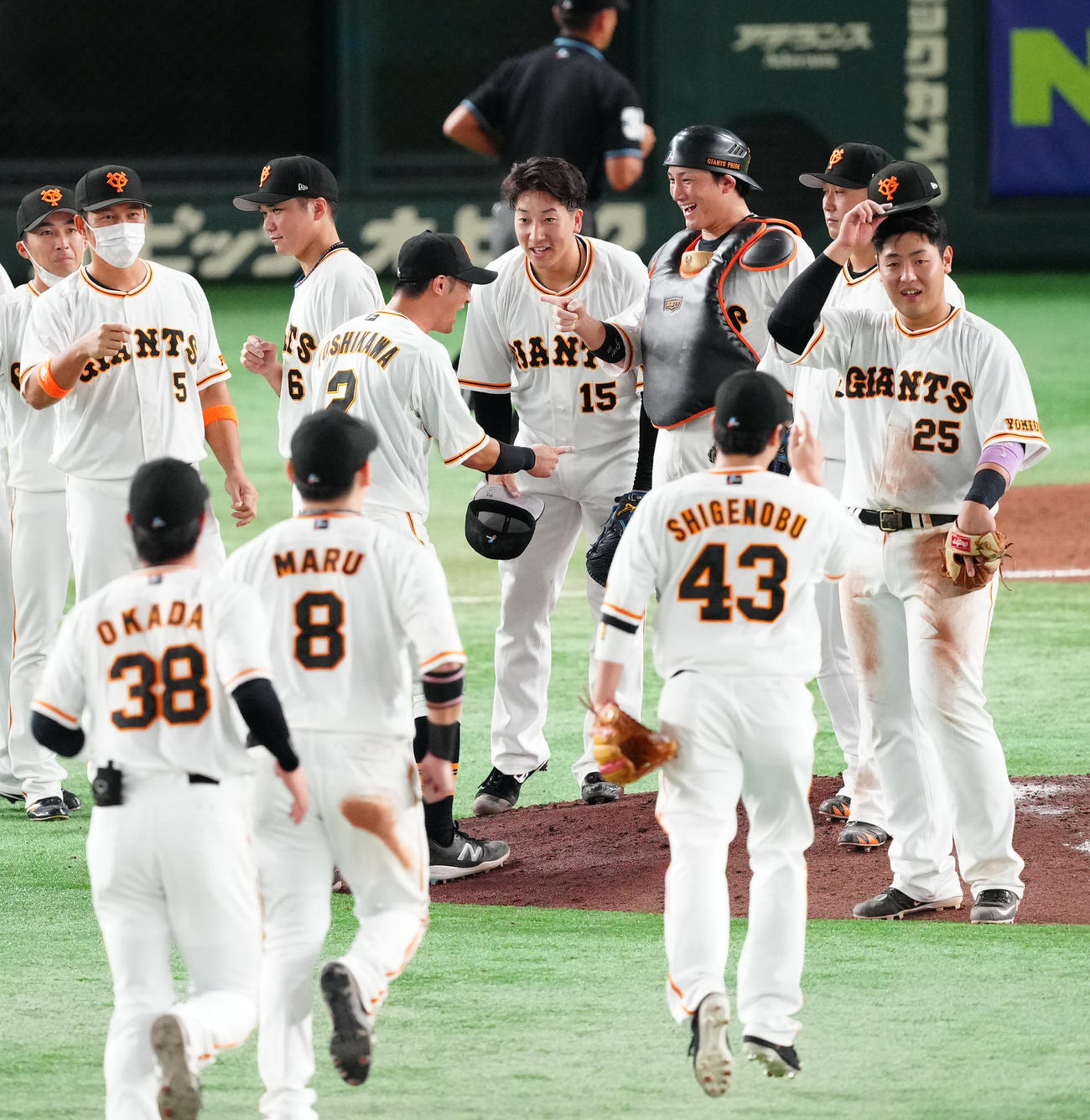 巨人対ヤクルト　ヤクルトに勝利し、喜ぶ岡本和（右端）ら巨人の選手たち（撮影・江口和貴）