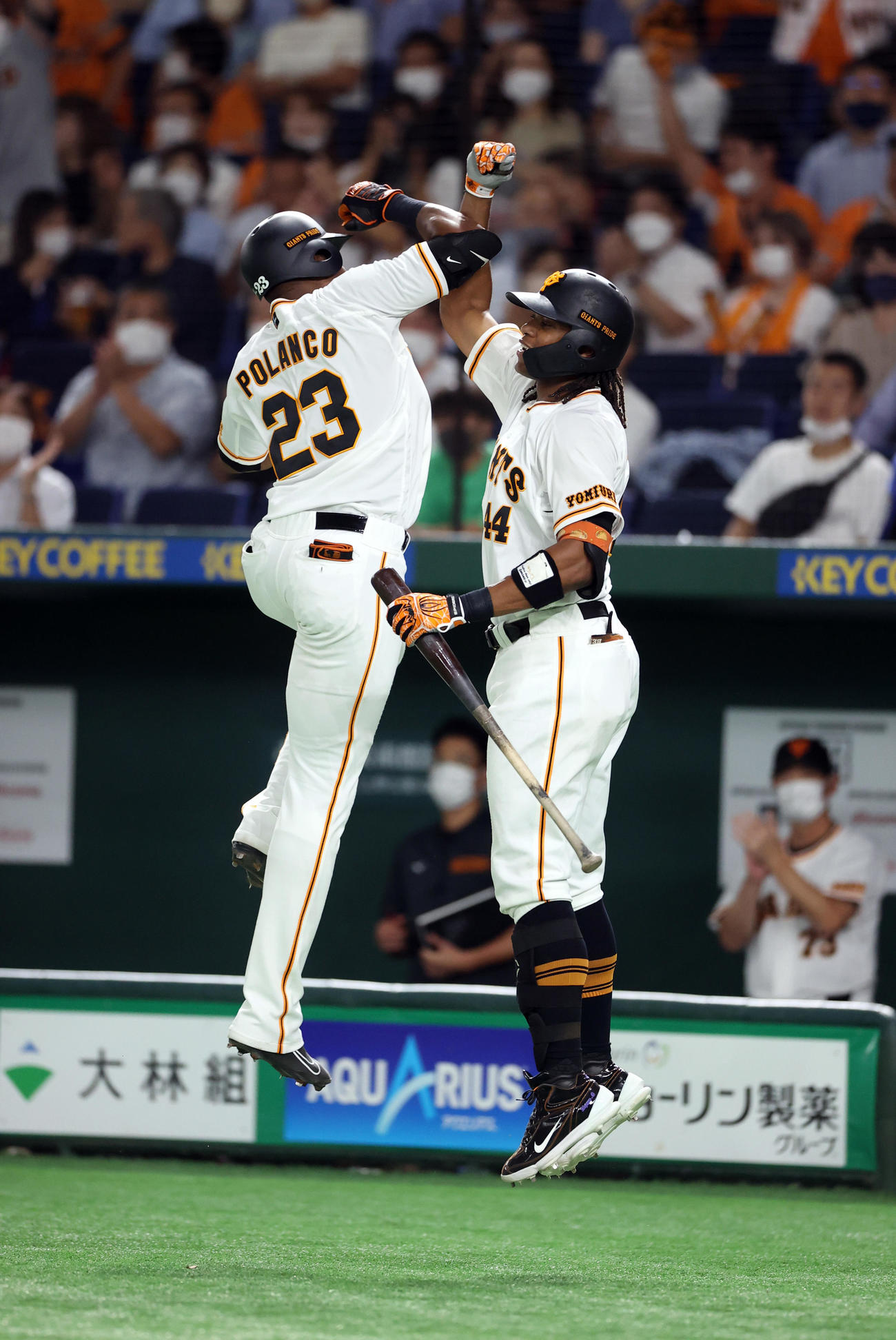巨人対ヤクルト　4回裏巨人無死、ソロ本塁打を放ったポランコ（左）をジャンピングタッチでウォーカー（撮影・狩俣裕三）