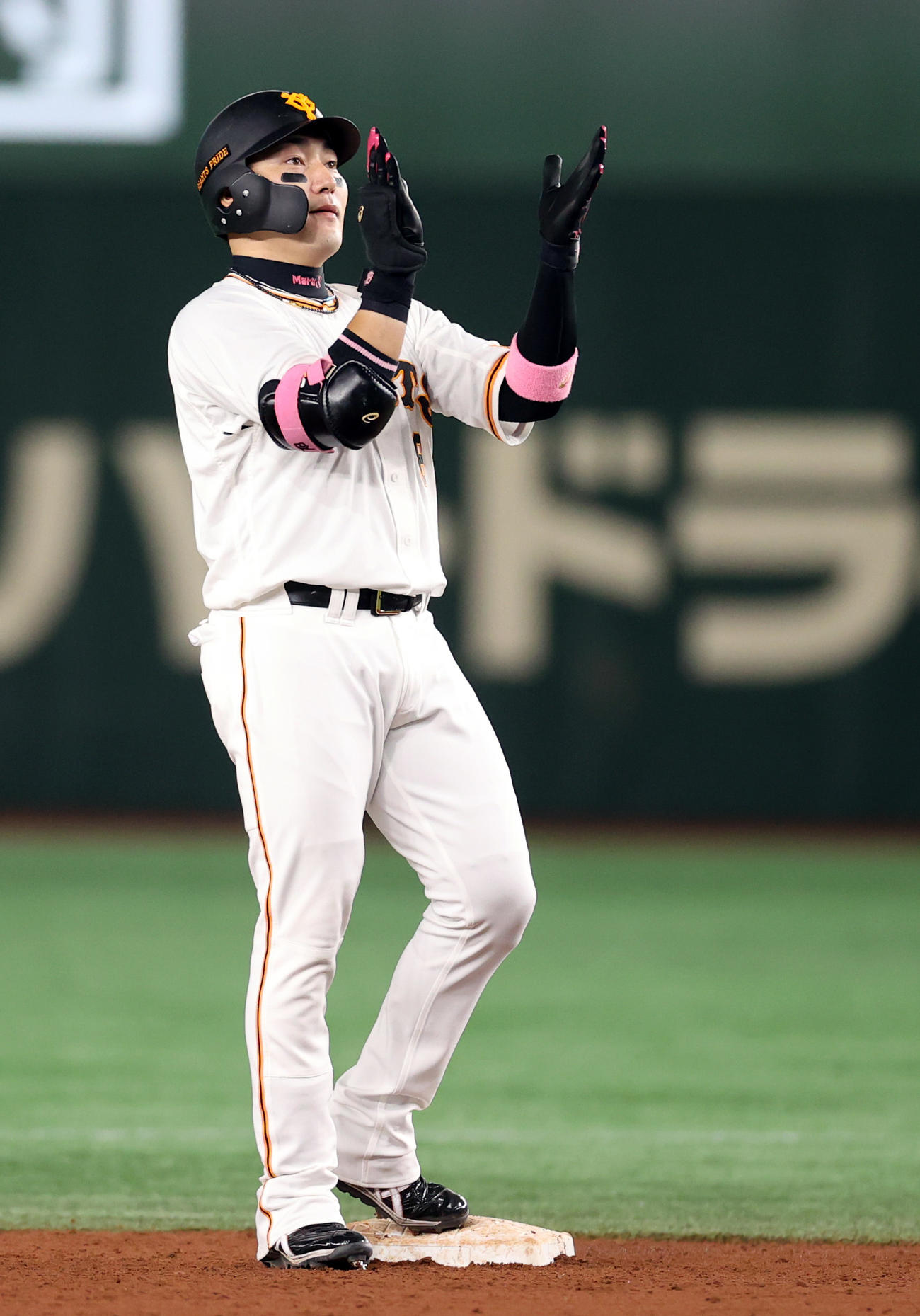 巨人対ヤクルト　3回裏巨人1死一、二塁、適時二塁打を放つ丸（撮影・狩俣裕三）