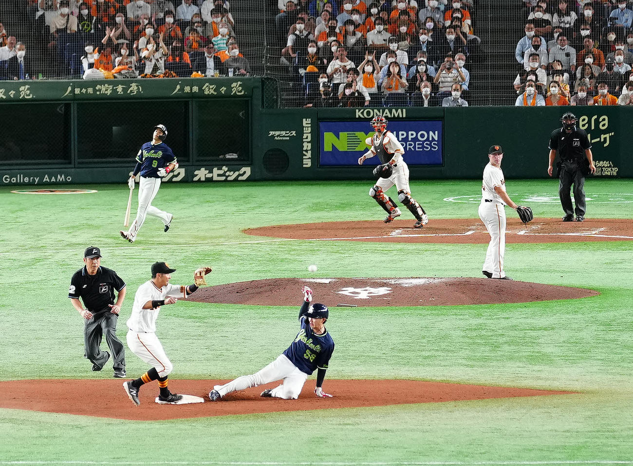 巨人対ヤクルト　6回表ヤクルト1死一、二塁、塩見の遊直で二塁走者長岡（手前右）が帰塁したと見えるが、判定はアウトとなった（撮影・江口和貴）