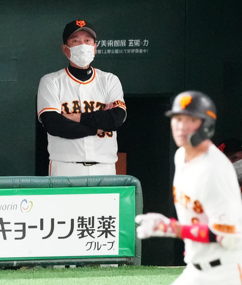 巨人対ヤクルト　1回裏巨人無死二塁、中飛に倒れた坂本（手前）をベンチから見つめる原監督（撮影・江口和貴）