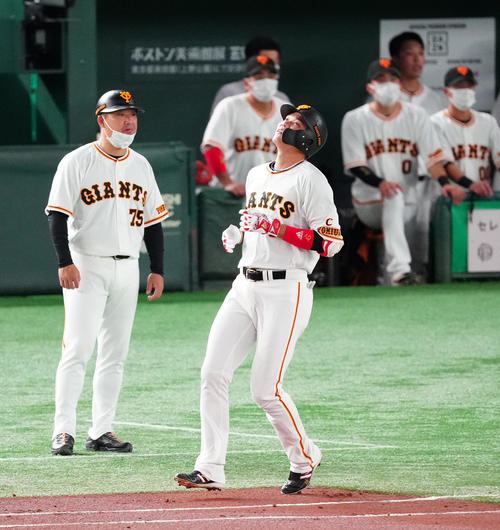 巨人対ヤクルト　1回裏巨人無死二塁、中飛に倒れ、天を仰ぐ坂本（右）（撮影・江口和貴）