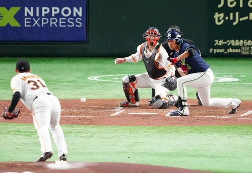 巨人対ヤクルト　2回表ヤクルト1死一、三塁、スクイズを決める原。投手赤星（撮影・江口和貴）