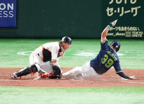 巨人対ヤクルト　2回表ヤクルト1死一、三塁、原のスクイズで生還する宮本。捕手大城（撮影・江口和貴）