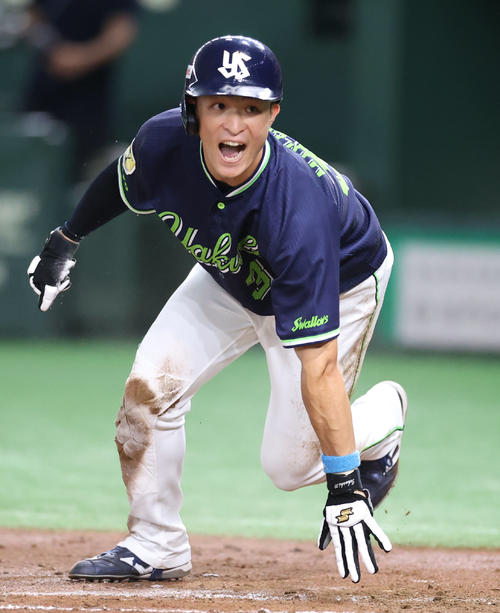 巨人対ヤクルト　2回表ヤクルト1死一、三塁、原のスクイズで生還する宮本（撮影・狩俣裕三）