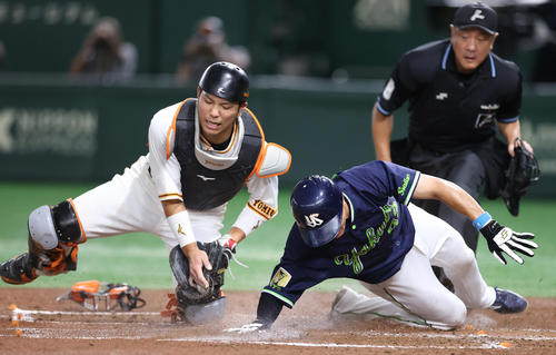 巨人対ヤクルト　2回表ヤクルト1死一、三塁、原のスクイズで生還する宮本（右）。左は大城（撮影・狩俣裕三）