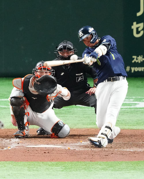 巨人対ヤクルト　3回表ヤクルト無死、二塁打を放つ山田（撮影・江口和貴）