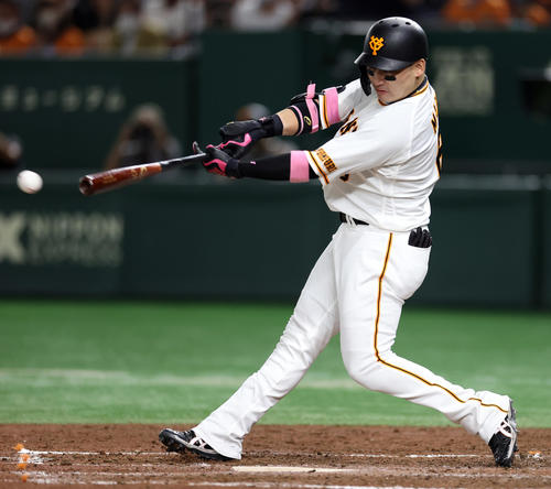 巨人対ヤクルト　3回裏巨人1死一、二塁、適時二塁打を放つ丸（撮影・狩俣裕三）